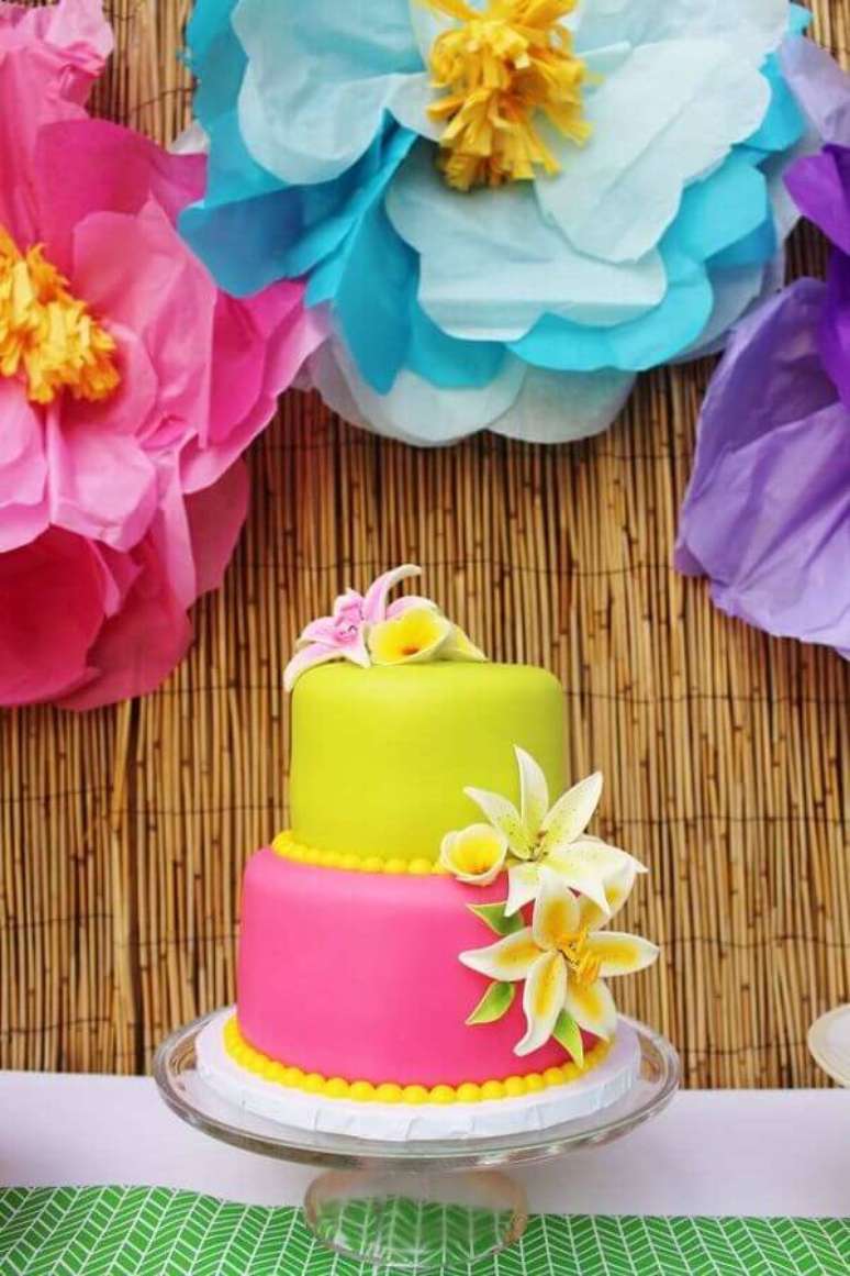 36. O bolo tropical bem colorido deixa a festa tropical ainda mais divertida e bonita – Foto: 321achei