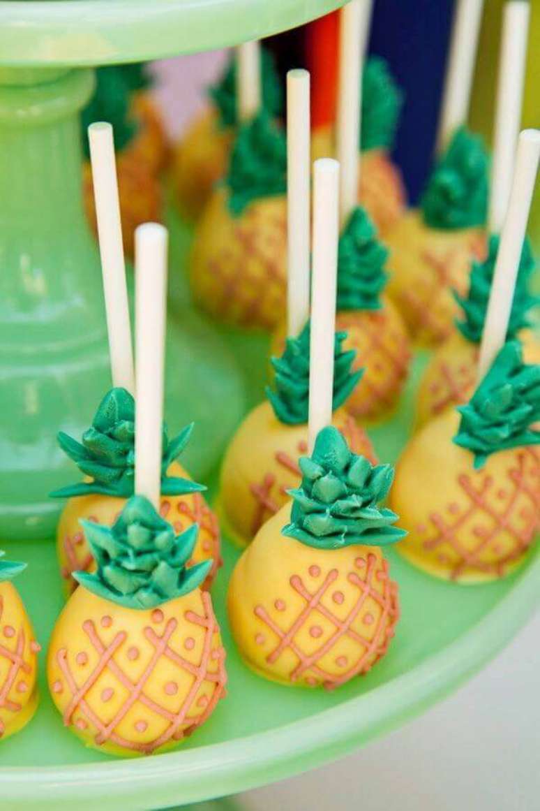 39. Modelo de cake pop em formato de abacaxi para decoração de festa tropical – Foto: Pinterest