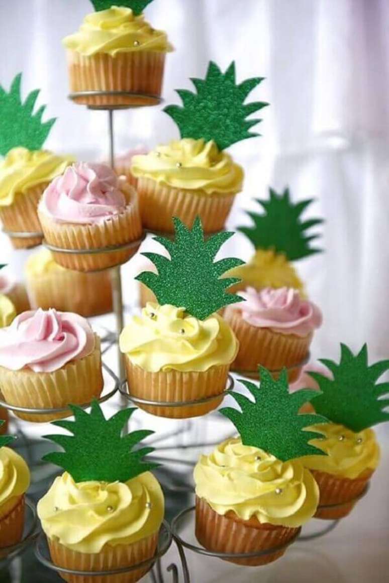 47. Cupcake decorados com coroas de abacaxi para festa tropical – Foto: Pinterest