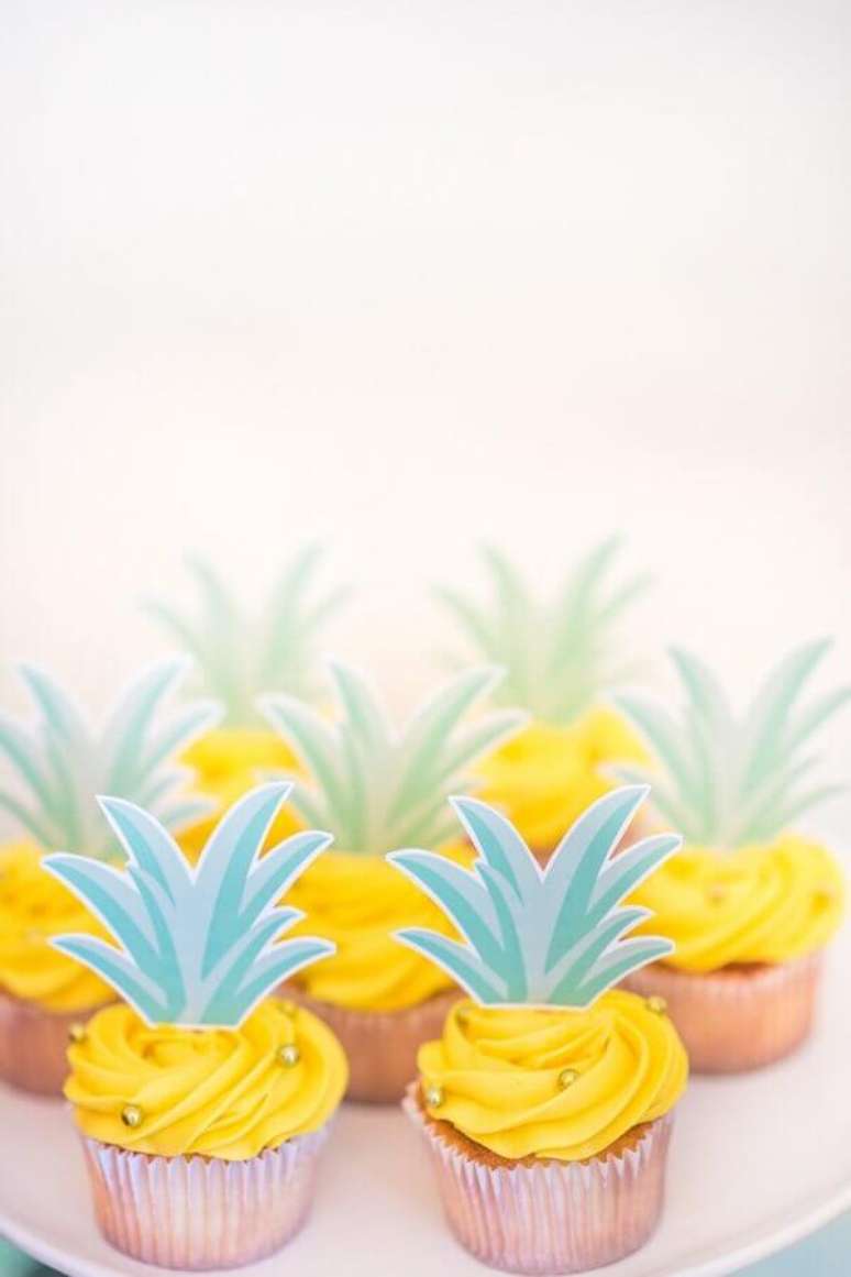 48. Mais um modelo de cupcake confeitado para decorar a festa tropical – Foto: Style Me Pretty