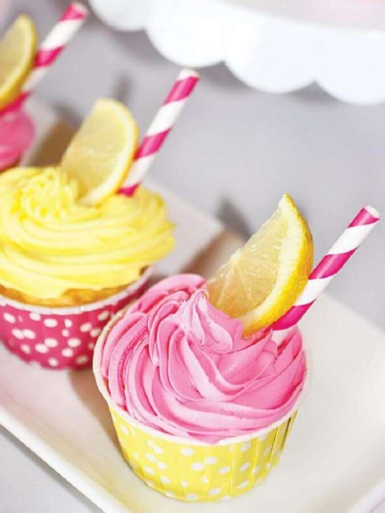 50. Também é possível colocar pedaços de frutas para decorar o cupcake para a festa tropical simples – Foto: Pinterest