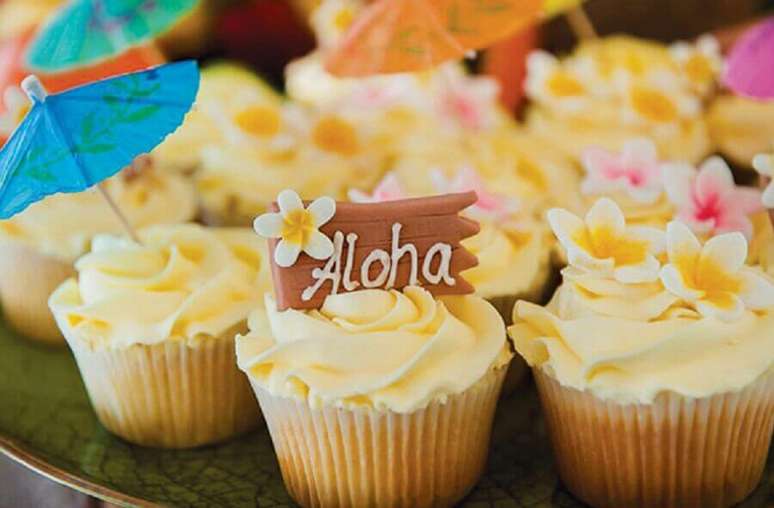 51. Docinhos confeitados para festa tropical com tema do Hawaii – Foto: We Share Ideas
