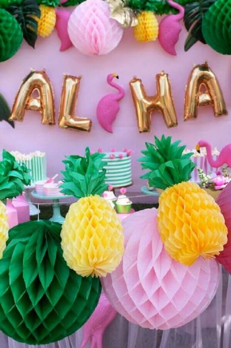 55. Decoração com balões e arranjos de papel para festa flamingo tropical – Foto: Mesibalend