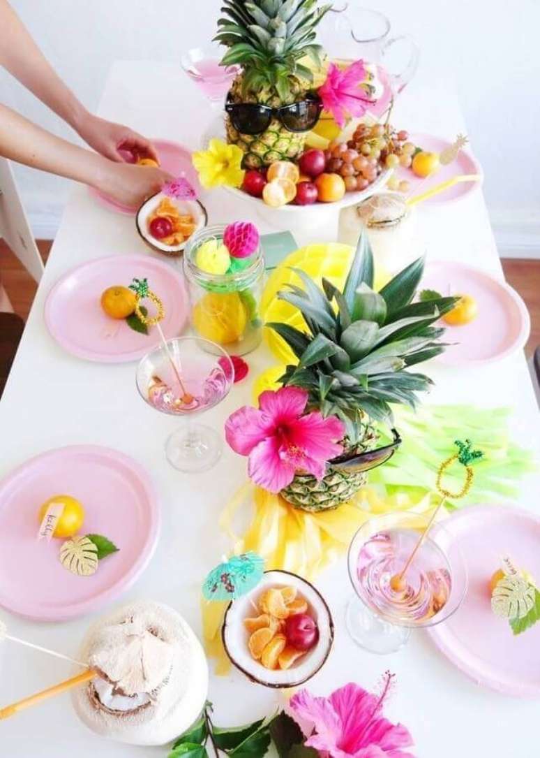 57. Use e abuse das frutas e flores para a decoração de festa tropical – Foto: Celebrations Cake Decorating