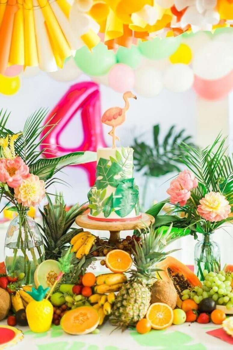 7. Frutas precisam estar presentes na festa tropical e elas além de serem deliciosas, também ajudam a incrementar a decoração – Foto: Celebrations Cake Decorating