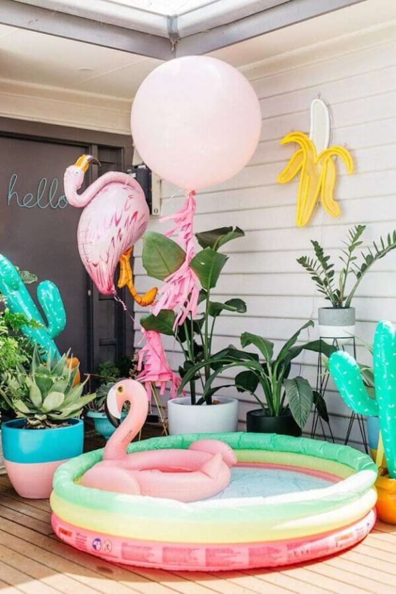 61. Inspiração para decoração da área externa em festa flamingo tropical – Foto: The Kissing Booth Blog