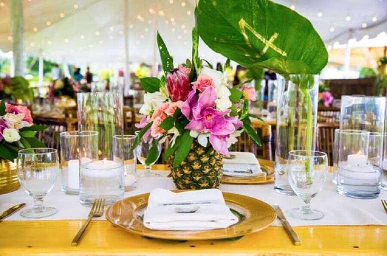 62, Decoração para festa tropical com arranjos de flores dentro do abacaxi – Foto: Internovias