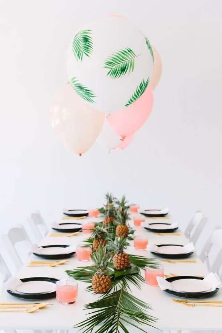 63. Decoração delicada para festa tropical com balões, abacaxis e folhagens – Foto: Pinterest