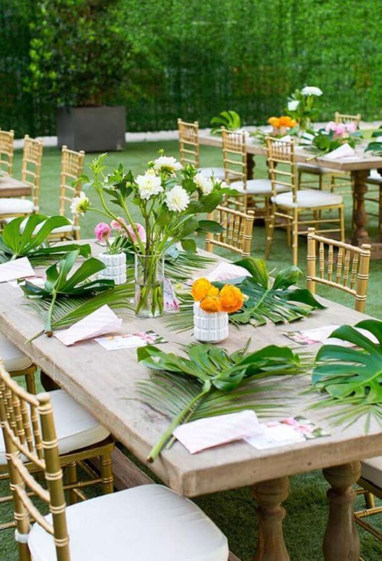 4. Decoração para casamento com tema festa tropical com folhagens sobre as mesas dos convidados – Foto: Roofing Brooklyn