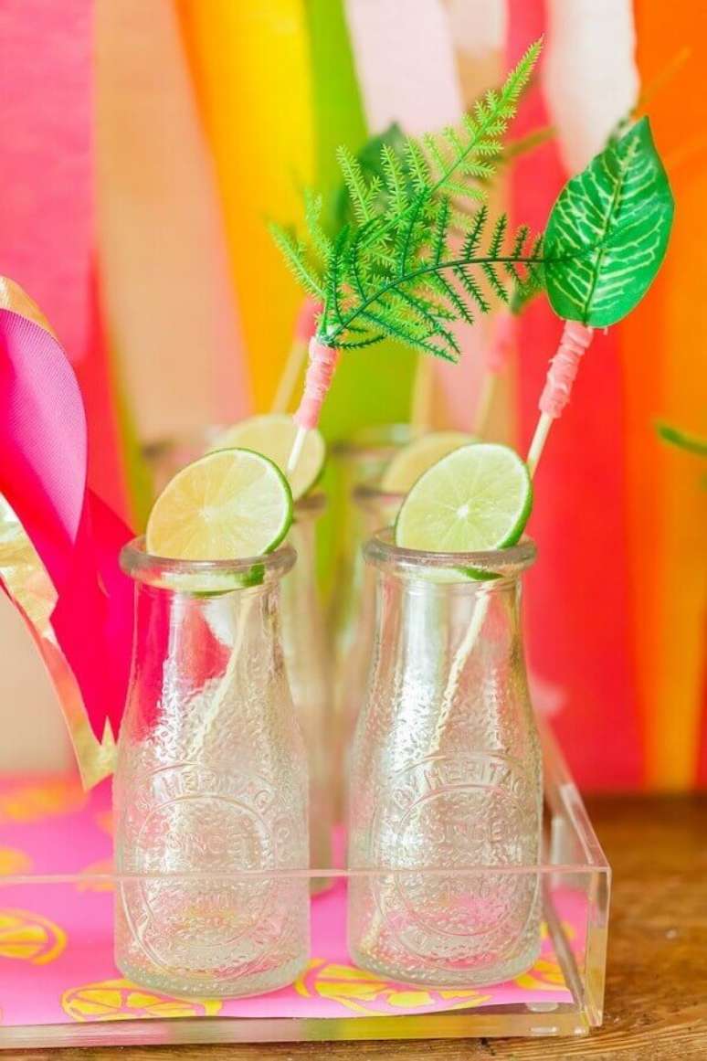 66. Não se esqueça de elaborar uma decoração para as garrafinhas e copos das bebidas que serão servidas na festa tropical – Foto: Half Pint Party Design