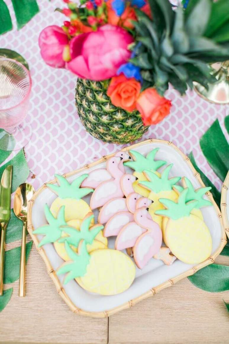69. Decoração para festa tropical com doces em formato de abacaxi e flamingo – Foto: Style Me Pretty