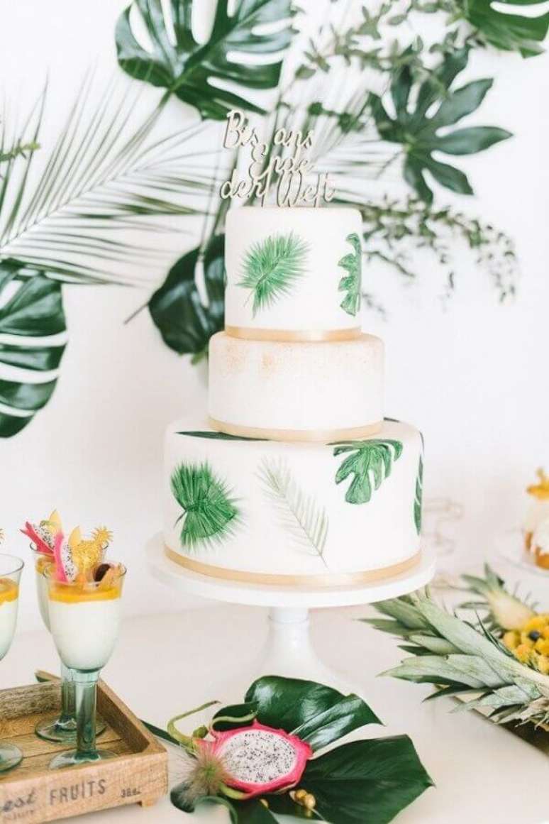 70. Linda decoração para casamento tropical em tons claros e com muita folhagem – Foto: Pinterest