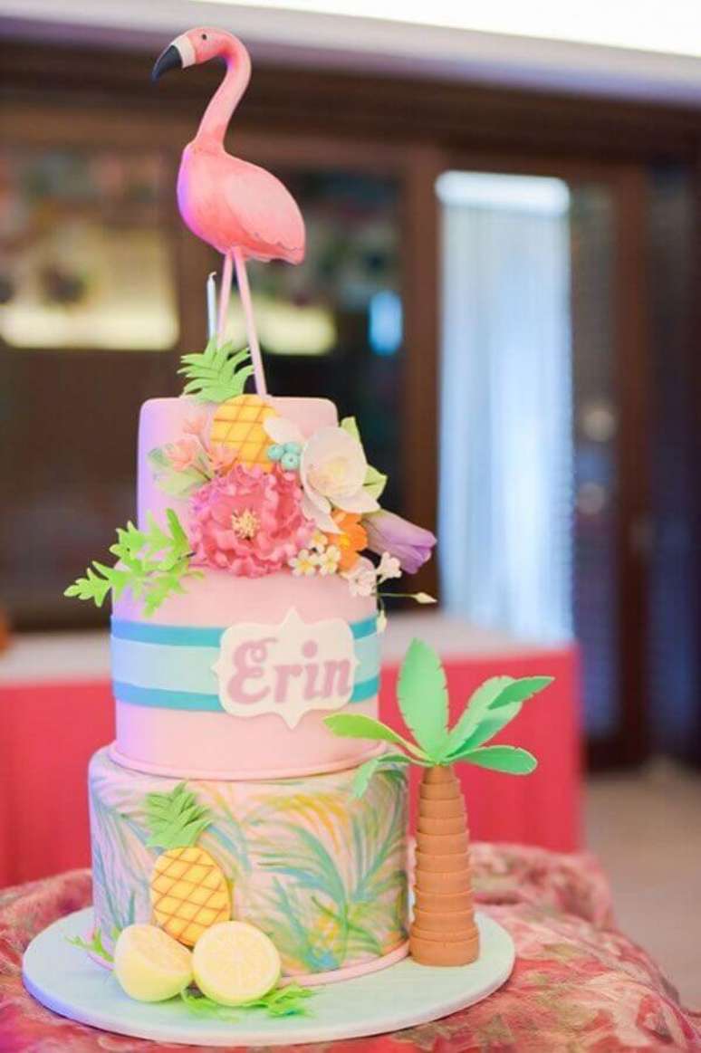 71. Modelo de bolo tropical decorado com flores, abacaxi e flamingo no topo – Foto: Kapado Kyam