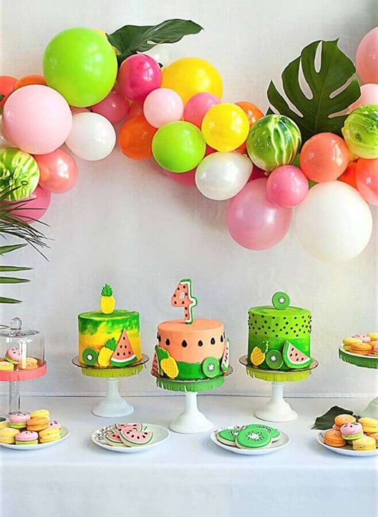 74. Festa tropical decorada simples decorada com muitos balões e três bolos diferentes – Foto: Pinterest