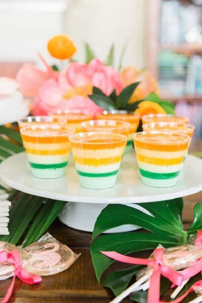 84. Invista em doces delicados e coloridos para compor a decoração da festa tropical – Foto: Pinterest