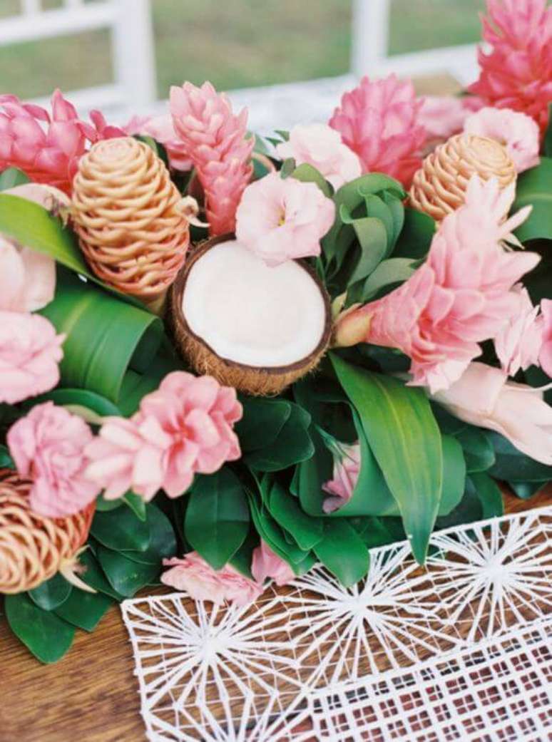 118. Festa tropical com coco e flores tropicais – Via: iCasei