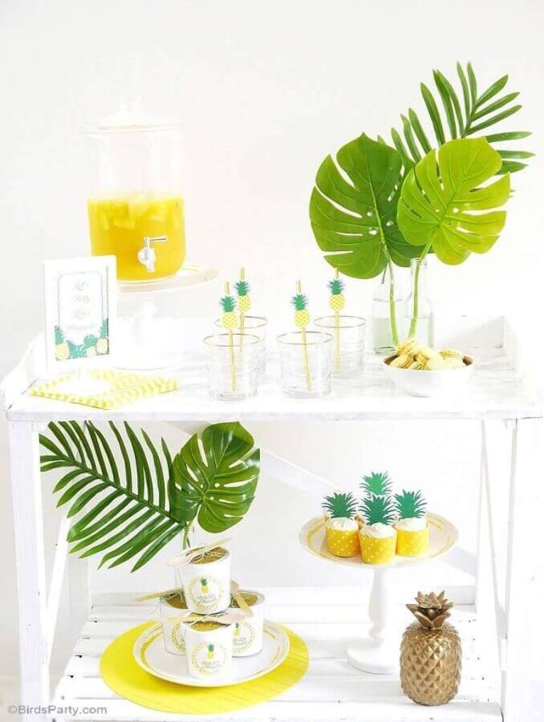 88. Decoração para festa tropical com folhagens e itens com estampa de abacaxi – Foto: Pinterest