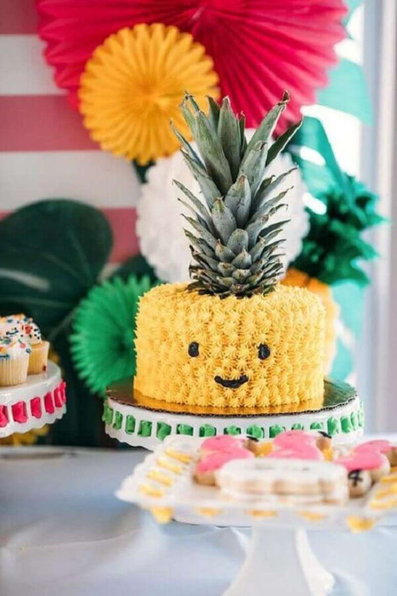 91. Lindo bolo tropical com coroa de abacaxi para festa tropical infantil – Foto: Pinterest