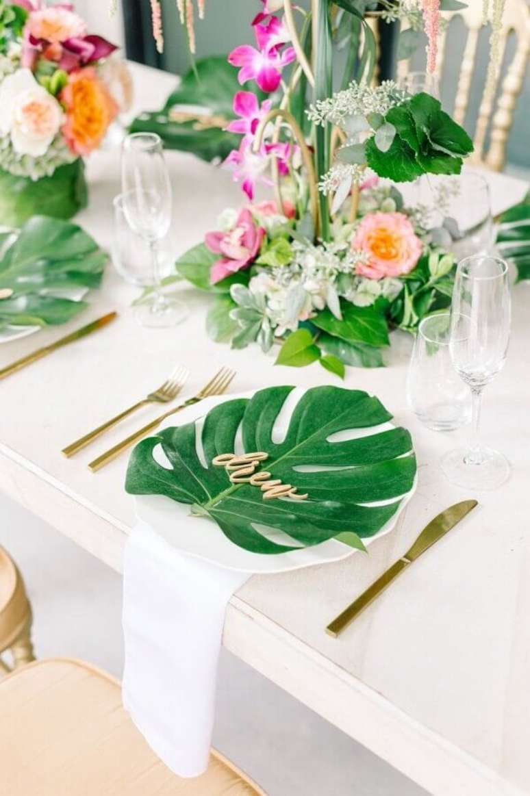 12. Decoração para casamento com estilo de festa tropical com folhagens e bastante arranjos de flores – Foto: Pinterest