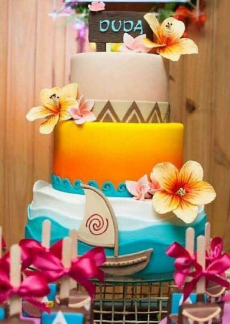 96. Lindo bolo tropical decorado com cores bem vivas fazendo as vezes de ondas do mar e sol e também com delicadas flores – Foto: Pinterest
