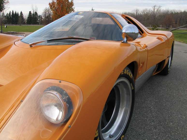 Por fora, o McLaren M6GT de rua era praticamente igual ao carro previsto para as pistas.