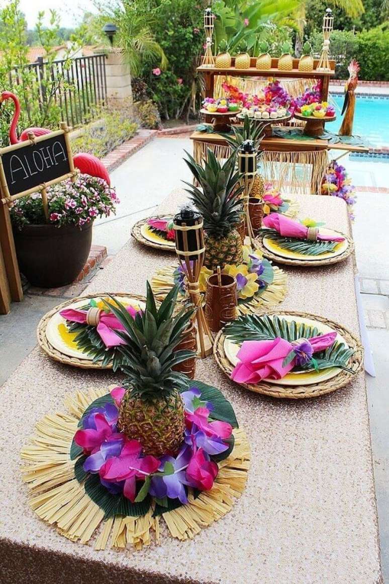 103. Decoração rústica para mesa de festa tropical decorada com folhagens, abacaxis e sousplat de fibras naturais – Foto: Pinterest