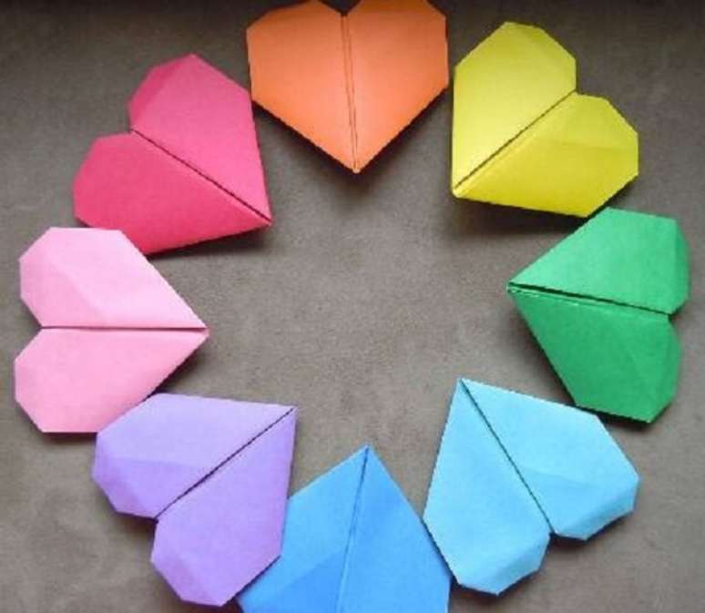 27. Corações coloridos de origamis – Foto: Mil dicas de mãe