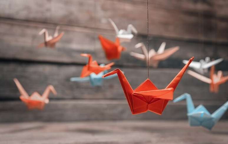 10. Os pássaros de origami conhecidos como tsuru ficam perfeitos na decoração também – Foto: Westwing
