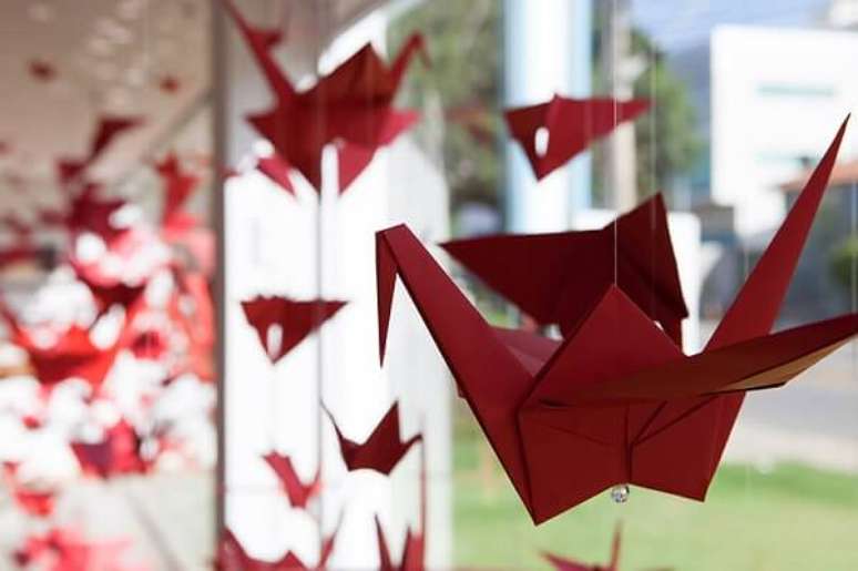 15. Origami de pássaro na cor vermelha fica lindo no ambiente – Foto: Via Pinterest