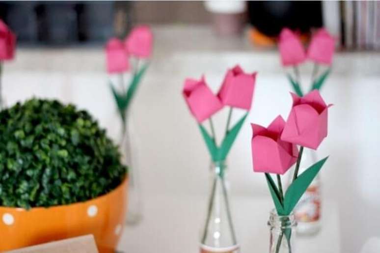 14. Flores de origamis como tulipas ficam lindas na decoração – Foto: Via Pinterest