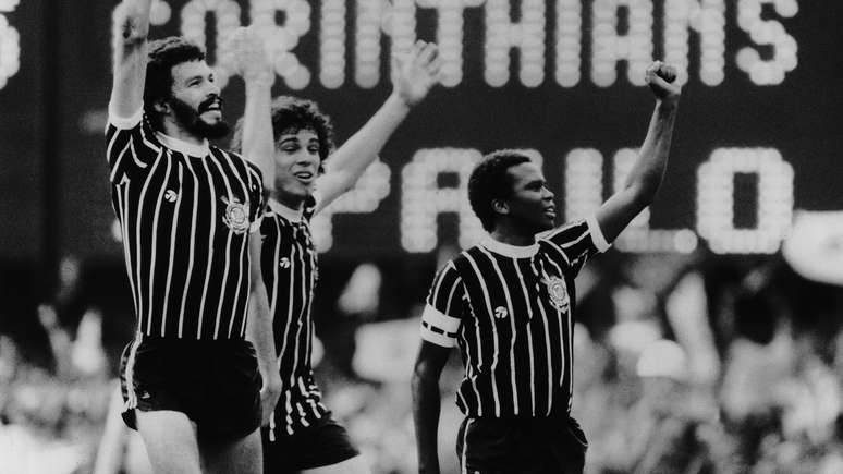 Casagrande entre Sócrates e Wladimir. Ex-jogador completou 57 anos