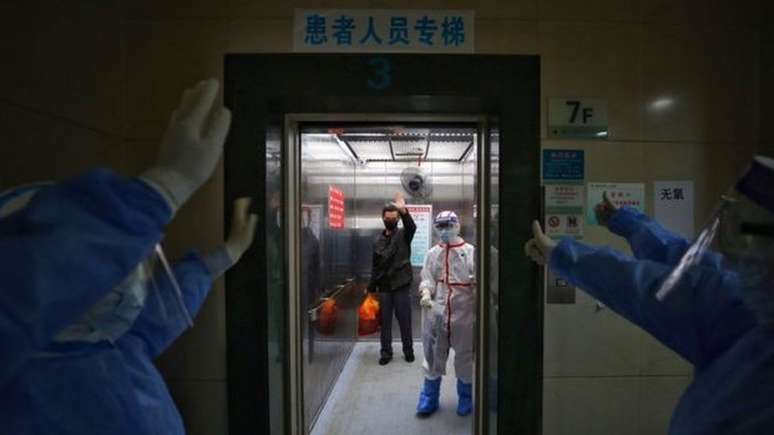 Equipe de hospital em Wuhan, na China, se despede de paciente curado da covid-19; OMS destaca que maioria dos infectados com a doença consegue se recuperar