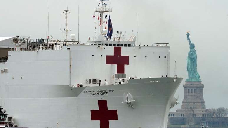 Um membro da tripulação do navio hospitalar enviado para Nova York testou positivo para coronavírus