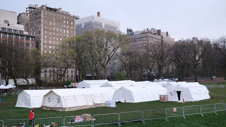 Um hospital de campanha para pacientes com coronavírus foi instalado no Central Park, em Nova York