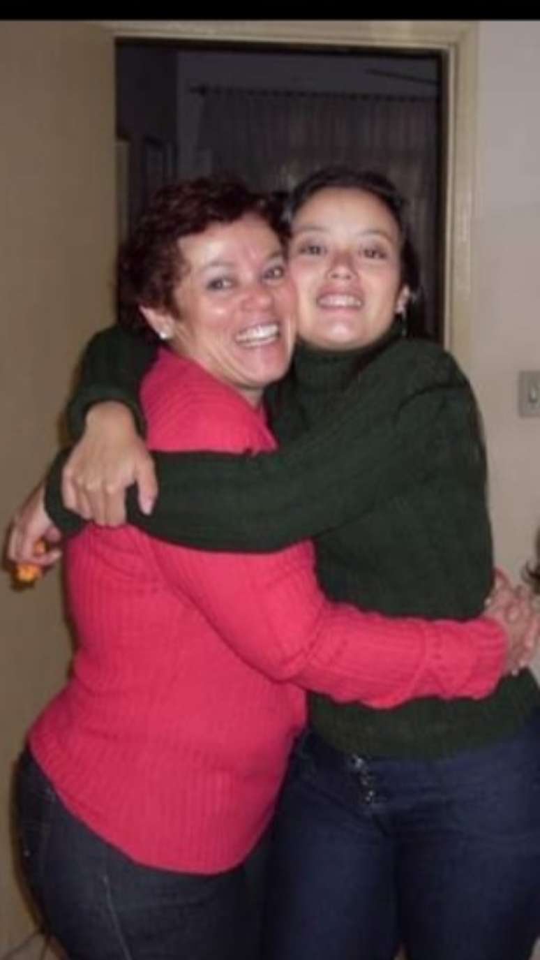 Salete abra&ccedil;ada &agrave; &uacute;nica filha, a zootecnista Rafaela