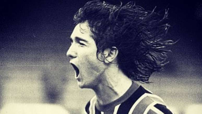Muricy comemora gol pelo São Paulo na década de 1970