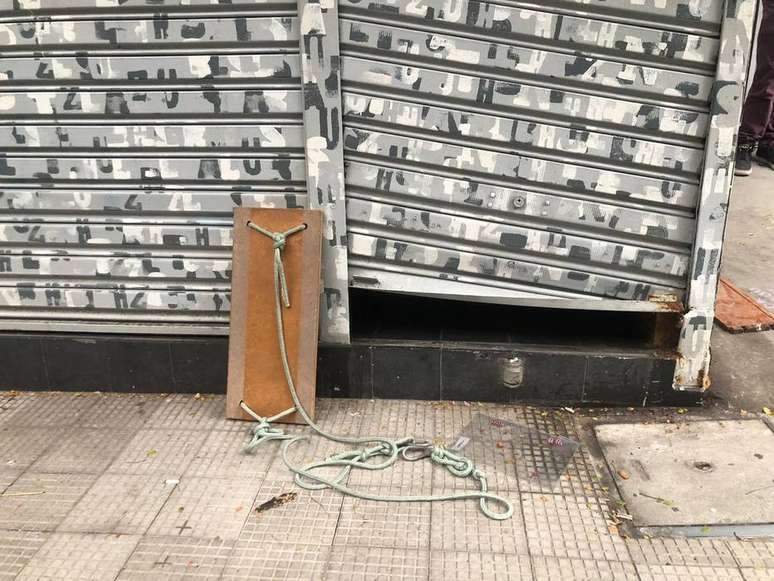 O balanço da Banca Tatuí, símbolo do local, foi arrancado e jogado na calçada.