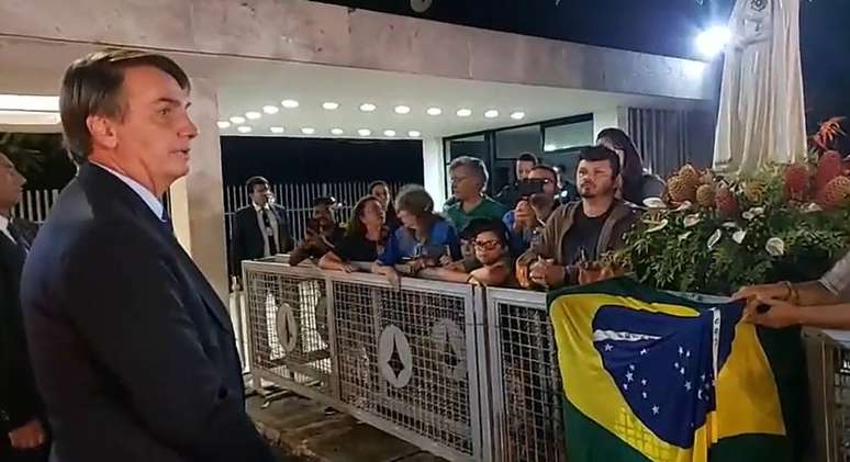 Bolsonaro conversa com grupo da renovação carismática católica na portaria do Palácio da Alvorada