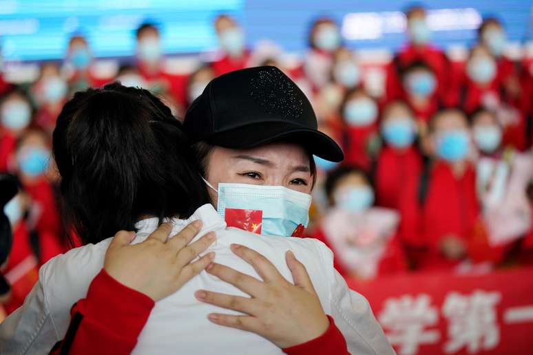 Agente de saúde se emociona ao abraçar colega após fim de isolamento em Wuhan, epicentro inicial do novo coronavírus
08/04/2020
REUTERS/Aly Song