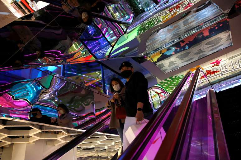 Pessoas usam máscaras contra o novo coronavírus em shopping em Pequim
08/04/2020
REUTERS/Tingshu Wang