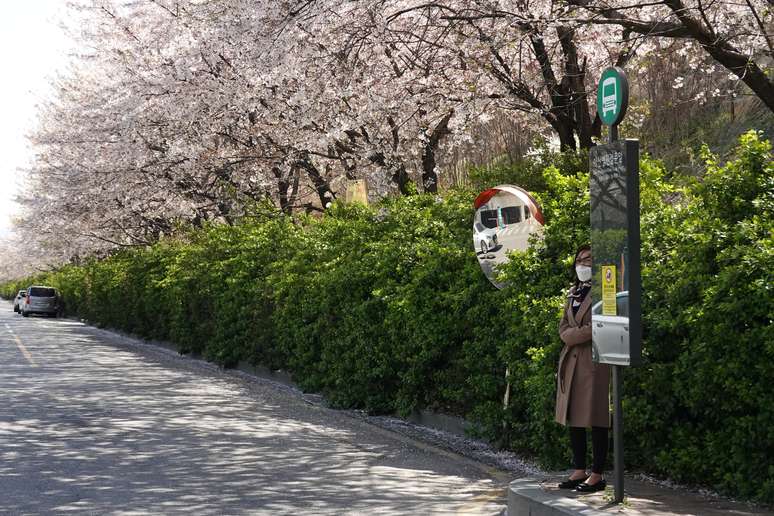 Mulher espera ônibus em Seoul 8/4/2020   REUTERS/Kim Hong-Ji