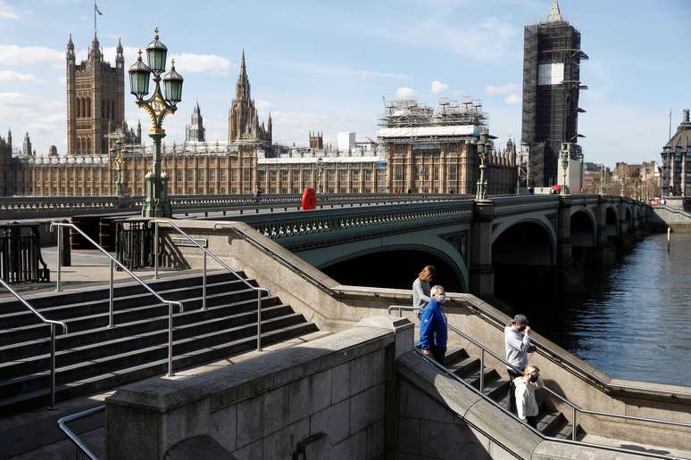 Pessoas com máscaras de proteção na ponte de Westminster, em Londres
07/04/2020 REUTERS/Peter Nicholls