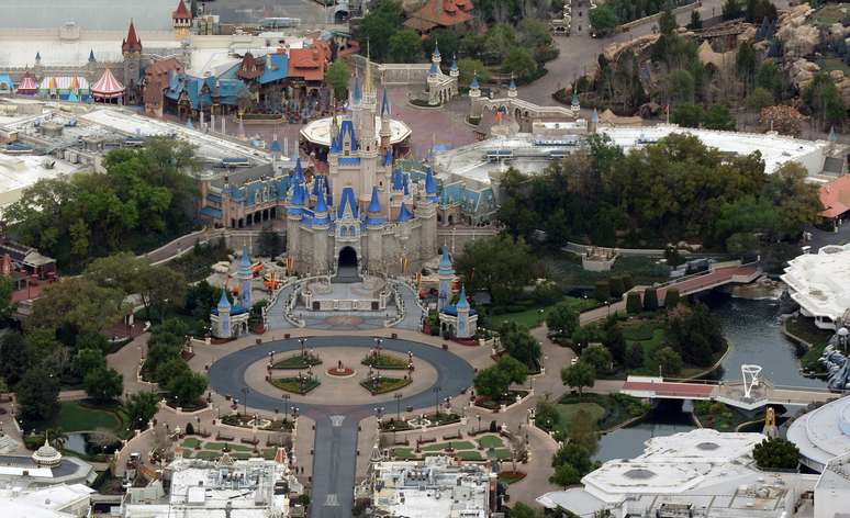 Parque temático Magic Kingdom, da Disney, após seu fechamento em esforço para combater a disseminação do Covid-19. Orlando, Flórida, EUA. 16/03/2020.  REUTERS/Gregg Newton  