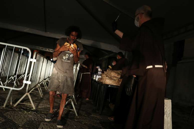 Freis franciscanos entregam comida para pessoas em situação de rua em São Paulo
27/03/2020
REUTERS/Amanda Perobelli