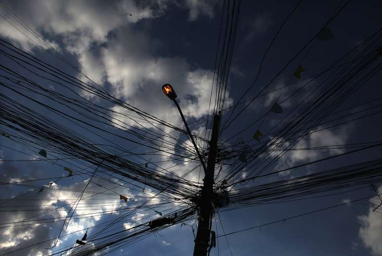 Poste e cabos de distribuição de energia em São Paulo (SP) 
23/06/2014
REUTERS/Nacho Doce