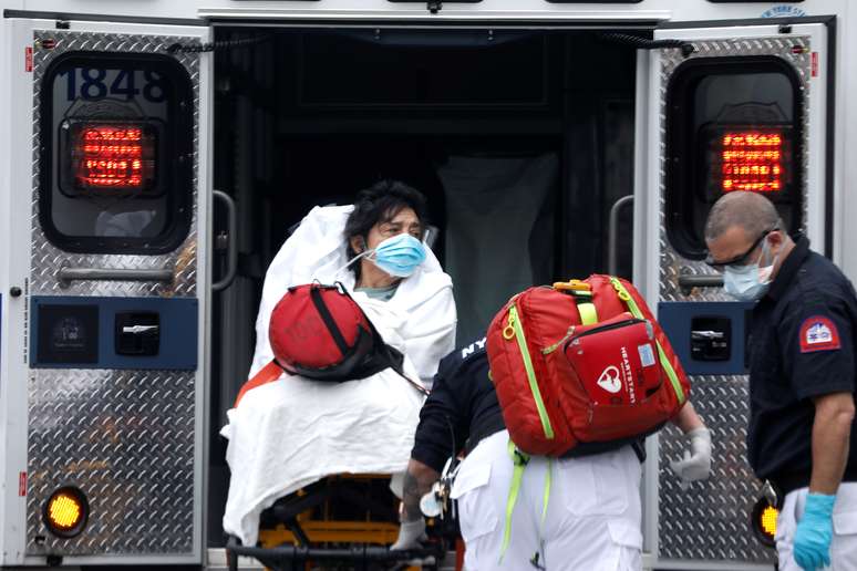 Uma mulher é transportada, por paramédicos, para uma ambulância em Nova York, nos Estados Unidos. 08/04/2020.  REUTERS/Mike Segar.