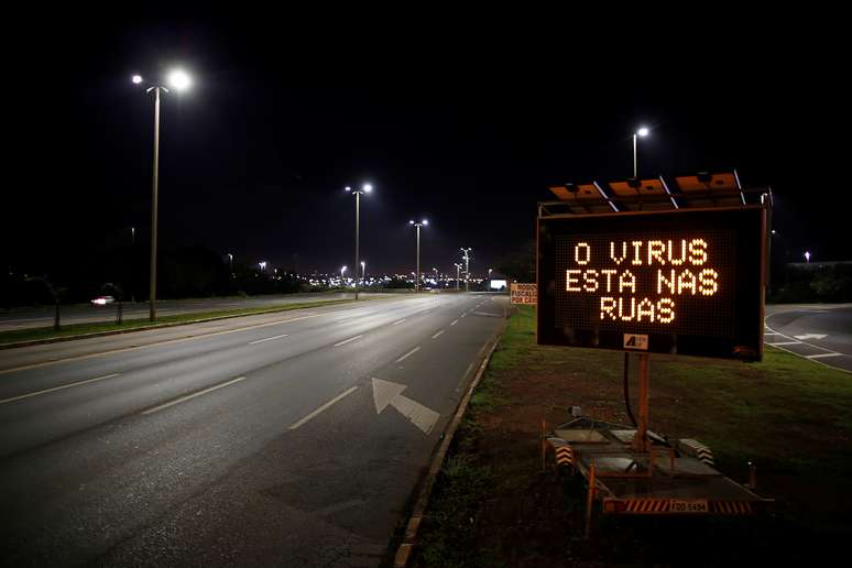 Avenida esvaziada em Brasília em meio ao surto do Covid-19
07/04/2020
REUTERS/Ueslei Marcelino 