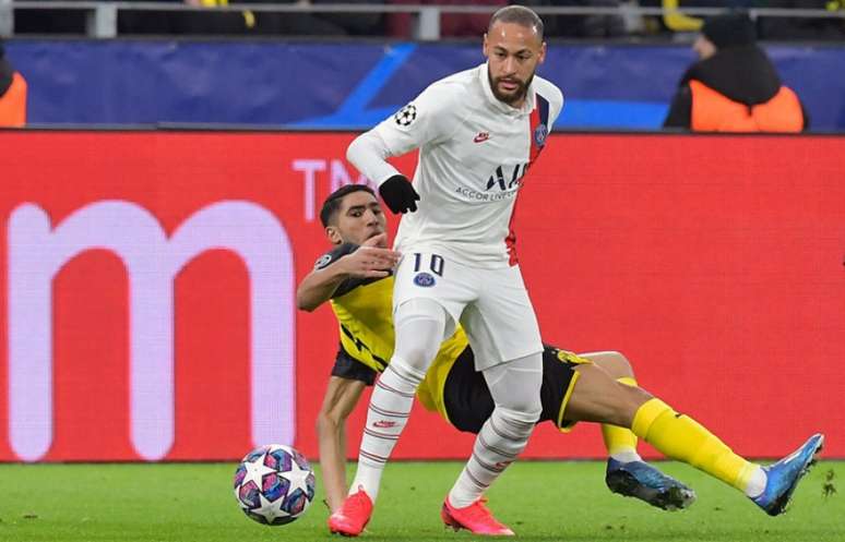 Neymar em ação no PSG: o craque já falou sobre o desejo de atuar no Flamengo (Foto: TOBIAS SCHWARZ / AFP)