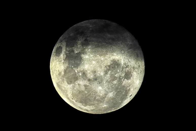 Superlua rosa vista de Lins, em São Paulo