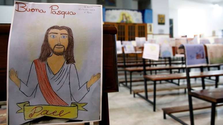 Igreja em Catania, na Itália, espalhou desenhos de crianças em igreja durante celebração de missa sem fiéis